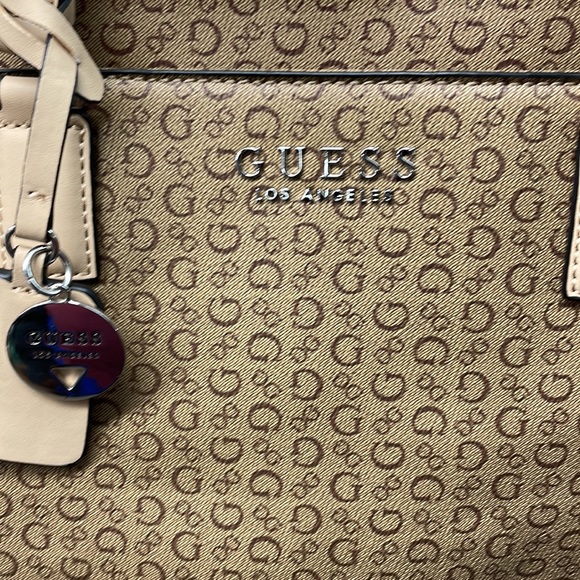 NEW!!! Guess faux leather large shoulder bag 17x11x5 - Picture 4 of 9